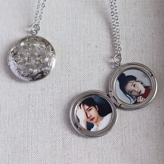 Custom Photo Titanium Steel Locket Necklace — New Fashion Couple, Best Friend, and Student Keepsake Flip Pendant Gift for Men and Women.
