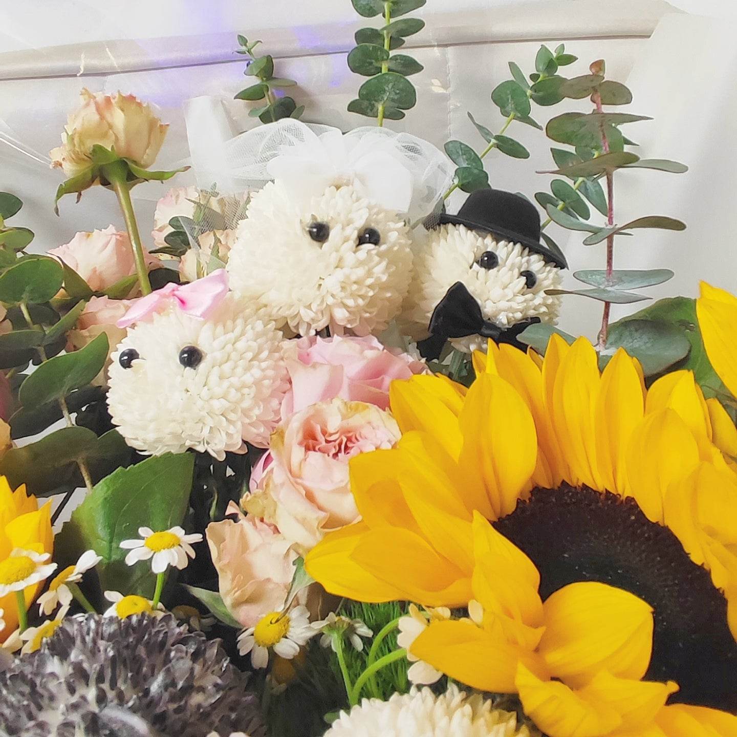 Sunflower pink rose small pink rose eucalyptus wavy white platycodon ping pong chrysanthemum doll (family of three three dogs and one cat)--F-534 - party X party