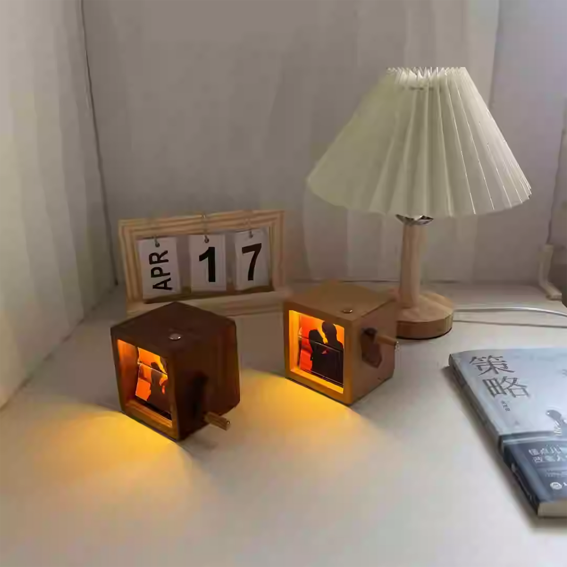 European Vintage Hand-Cranked Mechanical Moving Photo Album Wooden Frame party X party