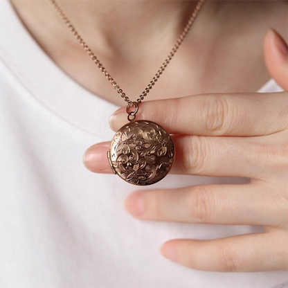 Custom Photo Titanium Steel Locket Necklace — New Fashion Couple, Best Friend, and Student Keepsake Flip Pendant Gift for Men and Women.