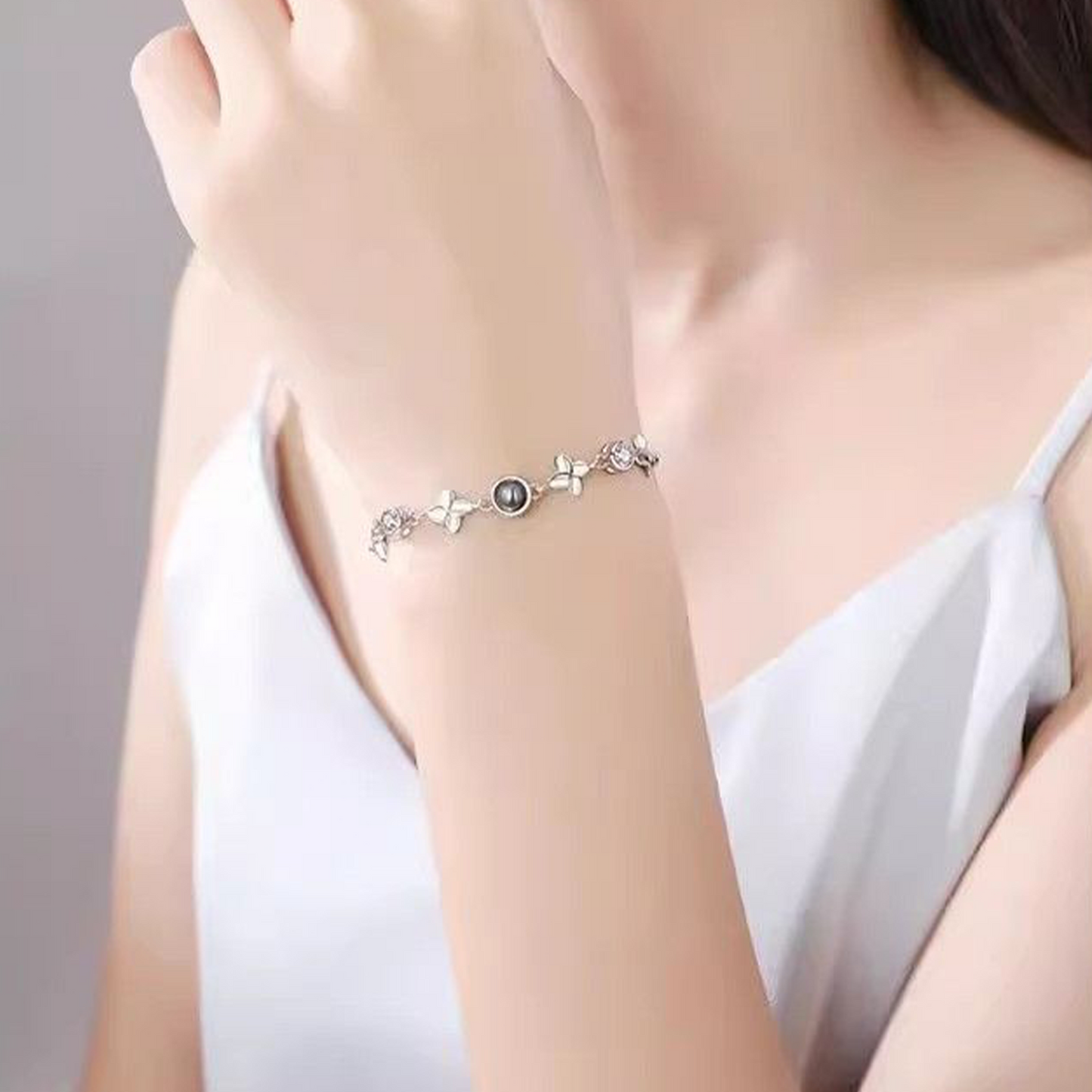 Elegant Lucky Four-Leaf Clover Projection Bracelet