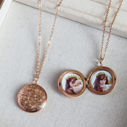 Custom Photo Titanium Steel Locket Necklace — New Fashion Couple, Best Friend, and Student Keepsake Flip Pendant Gift for Men and Women.