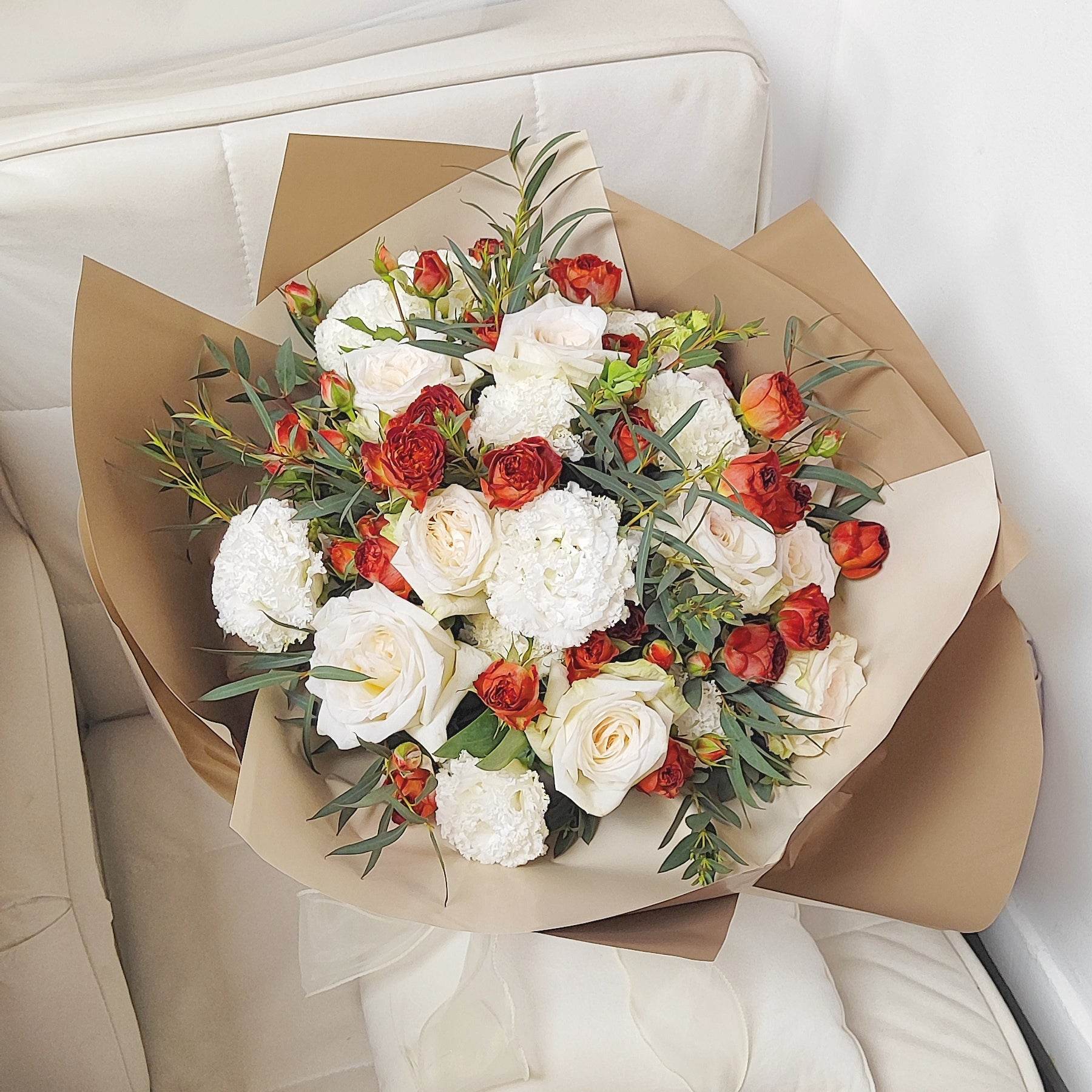 White Rose Chocolate Bubble Rose Wave White Platycodon Eucalyptus -- – F-536 - party X party