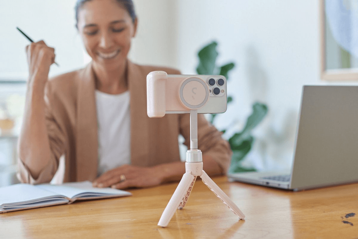 SHIFTCAM - SnapGrip Creator Kit Magnetic Mobile Phone Photography Grip with Built-in Mobile Battery Creator Kit - Pomelo Red – LP-159